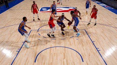 NBA篮球场全景图，木地板球场上球员正在进行比赛对抗