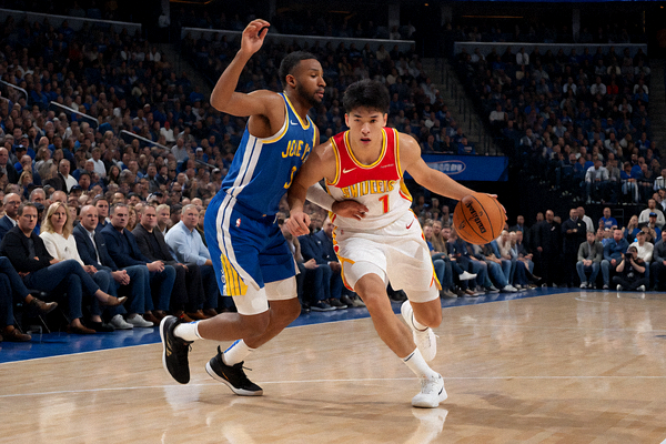 NBA篮球比赛现场，球员在球场上进行激烈对抗，观众席座无虚席